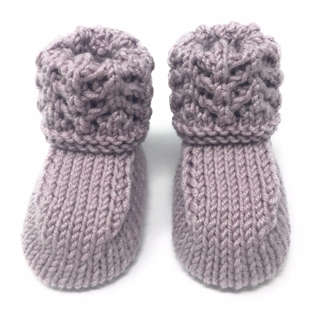 Tricots pour bébé : chaussons laine de luxe manchette motif dentelle